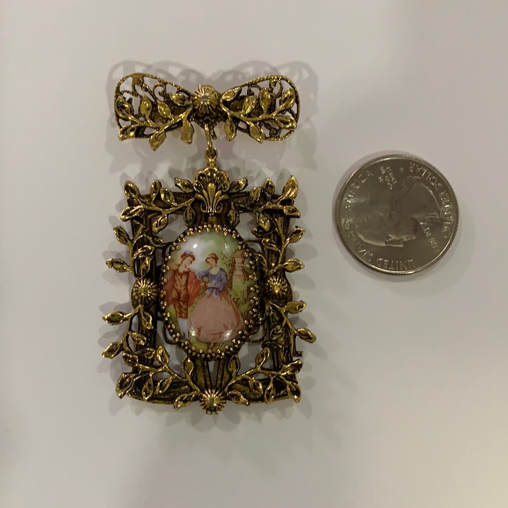 Vintage courting dangle cameo brooch